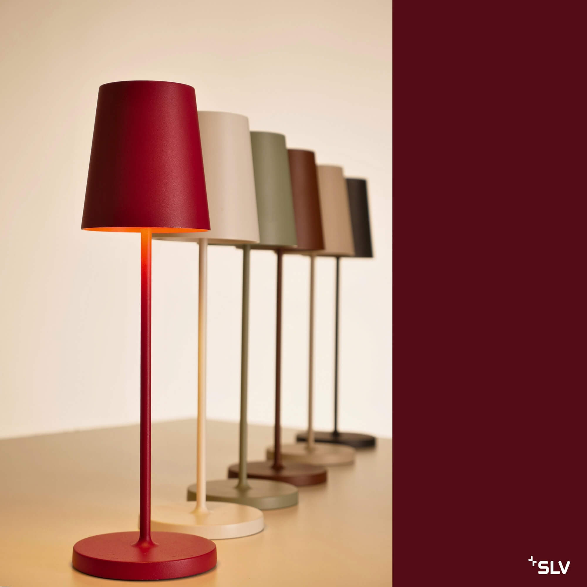 Outdoorlampe Vinolina Two Farbvarianten mit Rot im Vordergrund für Gastronomie und Wohnbereich Outdoorlampe Vinolina Two mit roter Leuchte im Vordergrund und weiteren Farbvarianten im Hintergrund