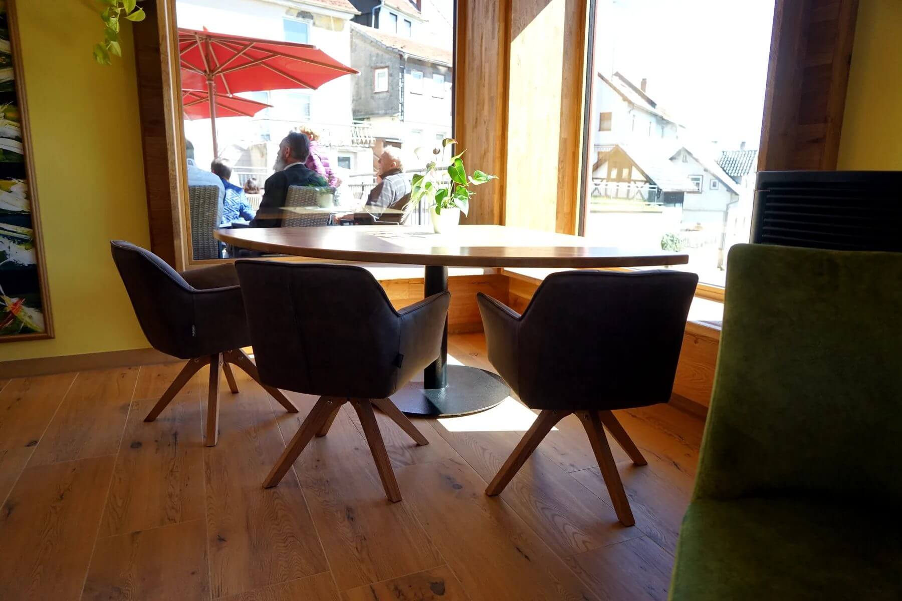 Fensterplatz mit Tischgestell Marino Fensterplatz im Cafe Flow mit Tischgestell Marino und gepolsterten Sitzmoebeln