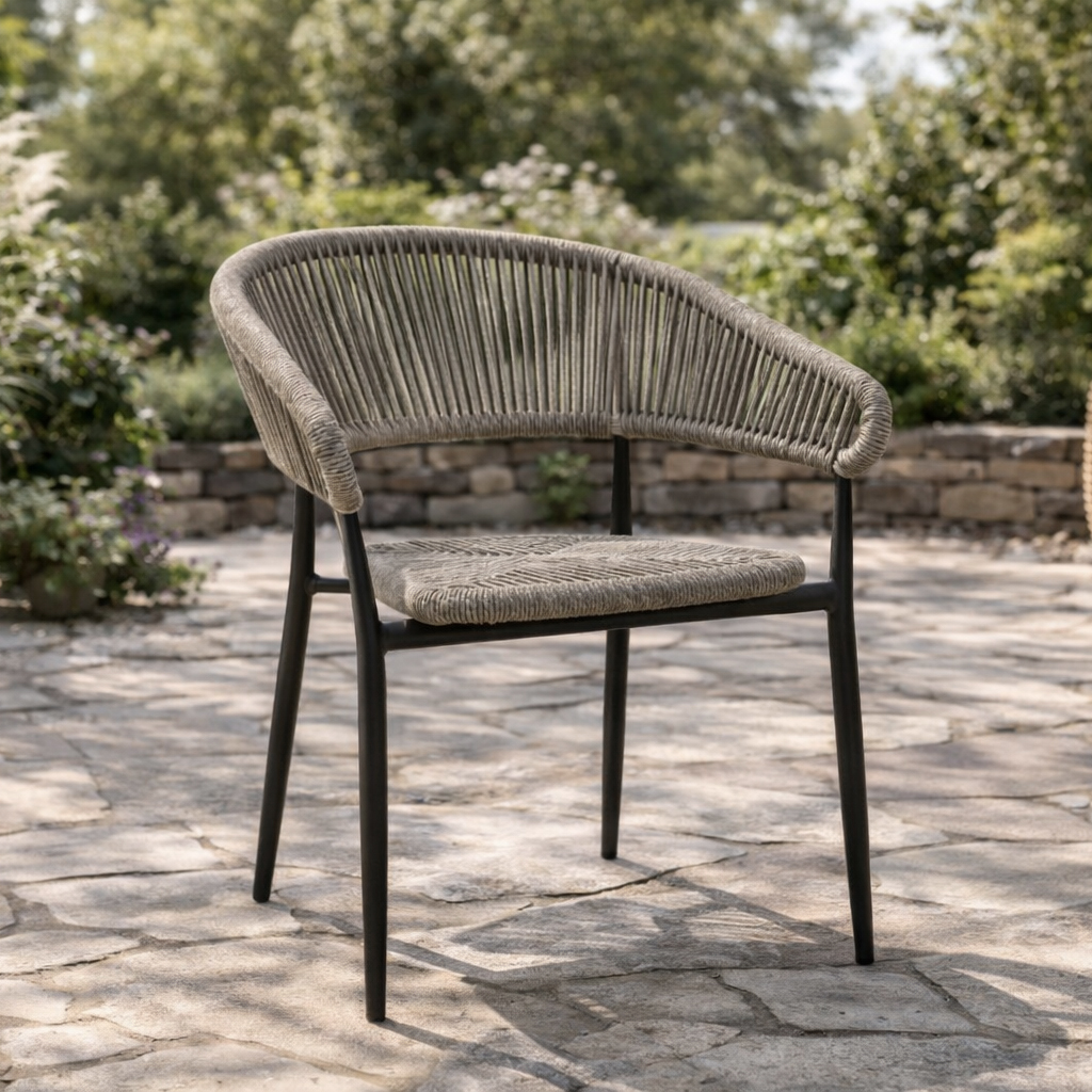 outdoorstuehle_gastronomie_jacora_silver-grey_milieubild_einzeln Jacora Silver-Grey Outdoorstuhl mit Geflecht – Milieubild Einzeln