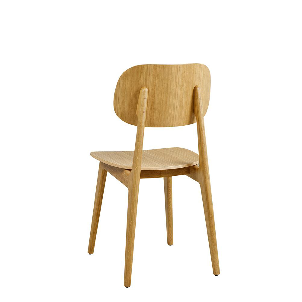 Cumpo_Eiche_hinten_1000px Gastronomiestuhl Cumpo-H mit ergonomischer Sitzfläche aus Eiche für Restaurants und öffentliche Einrichtungen