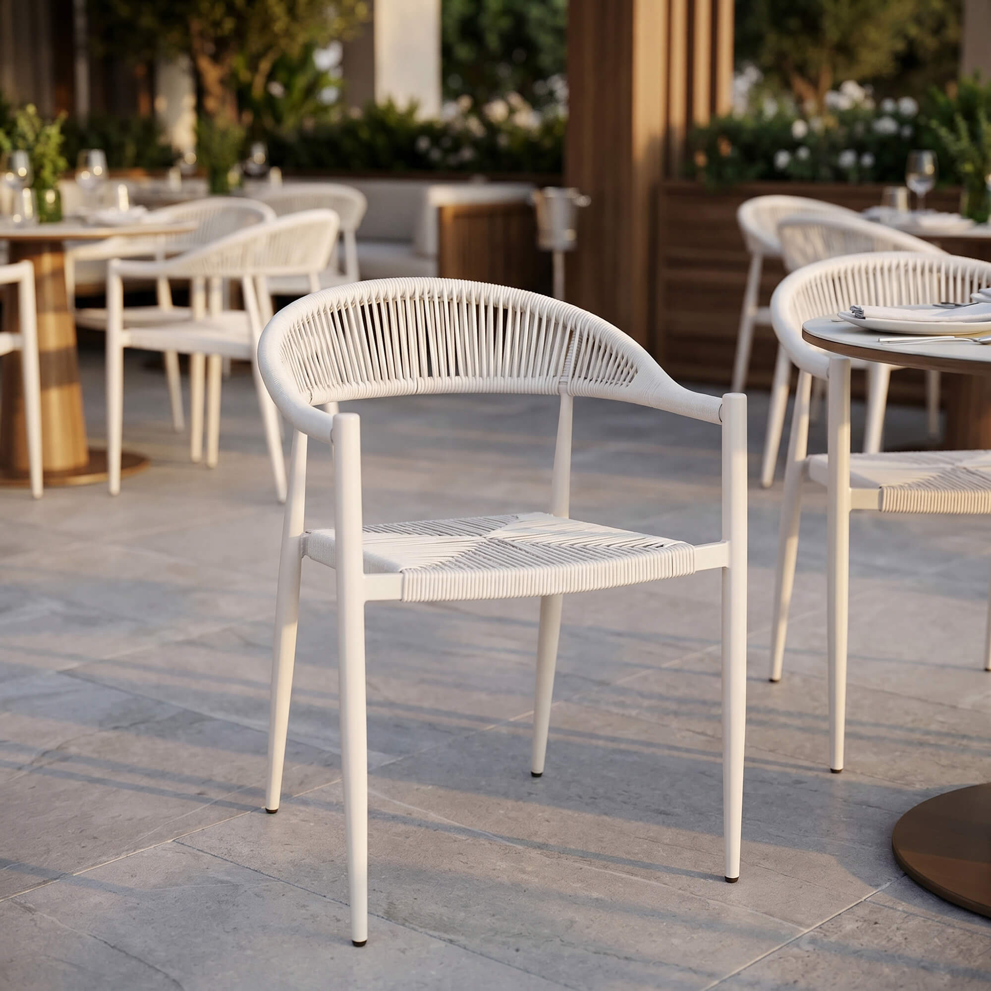 Outdoorstuhl Spidano X Greige mit Geflecht auf eleganter Restaurantterrasse