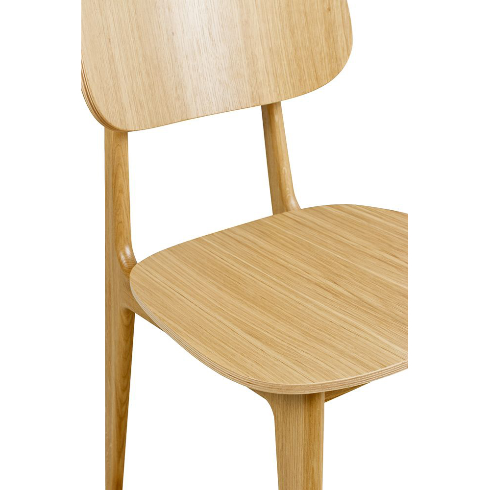 Cumpo_Eiche_Detail_1_1000px Gastronomiestuhl Cumpo-H mit ergonomischer Sitzfläche aus Eiche für Restaurants und öffentliche Einrichtungen