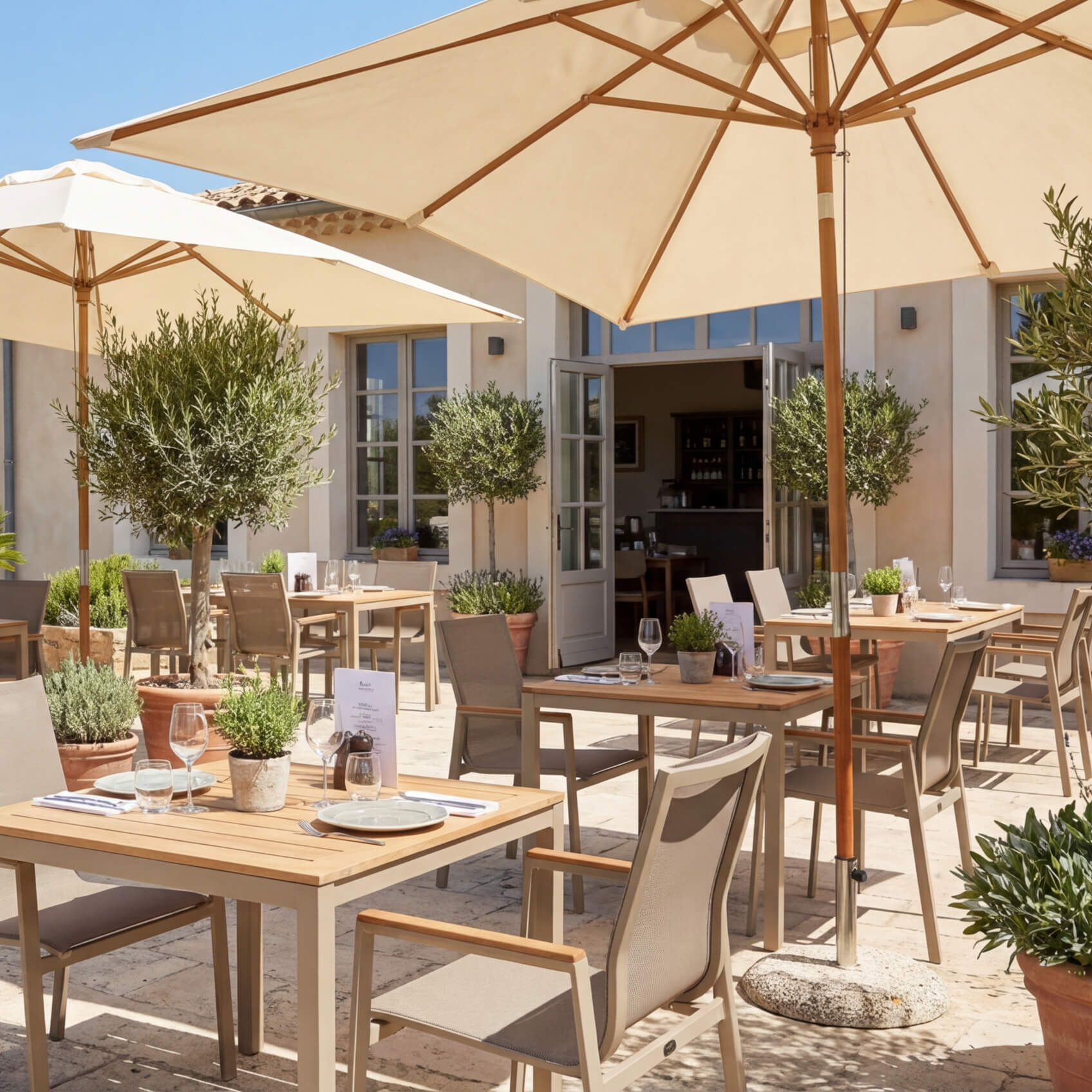 Stramo taupe Outdoorstuhl mit Geflecht – Milieubild Restaurant